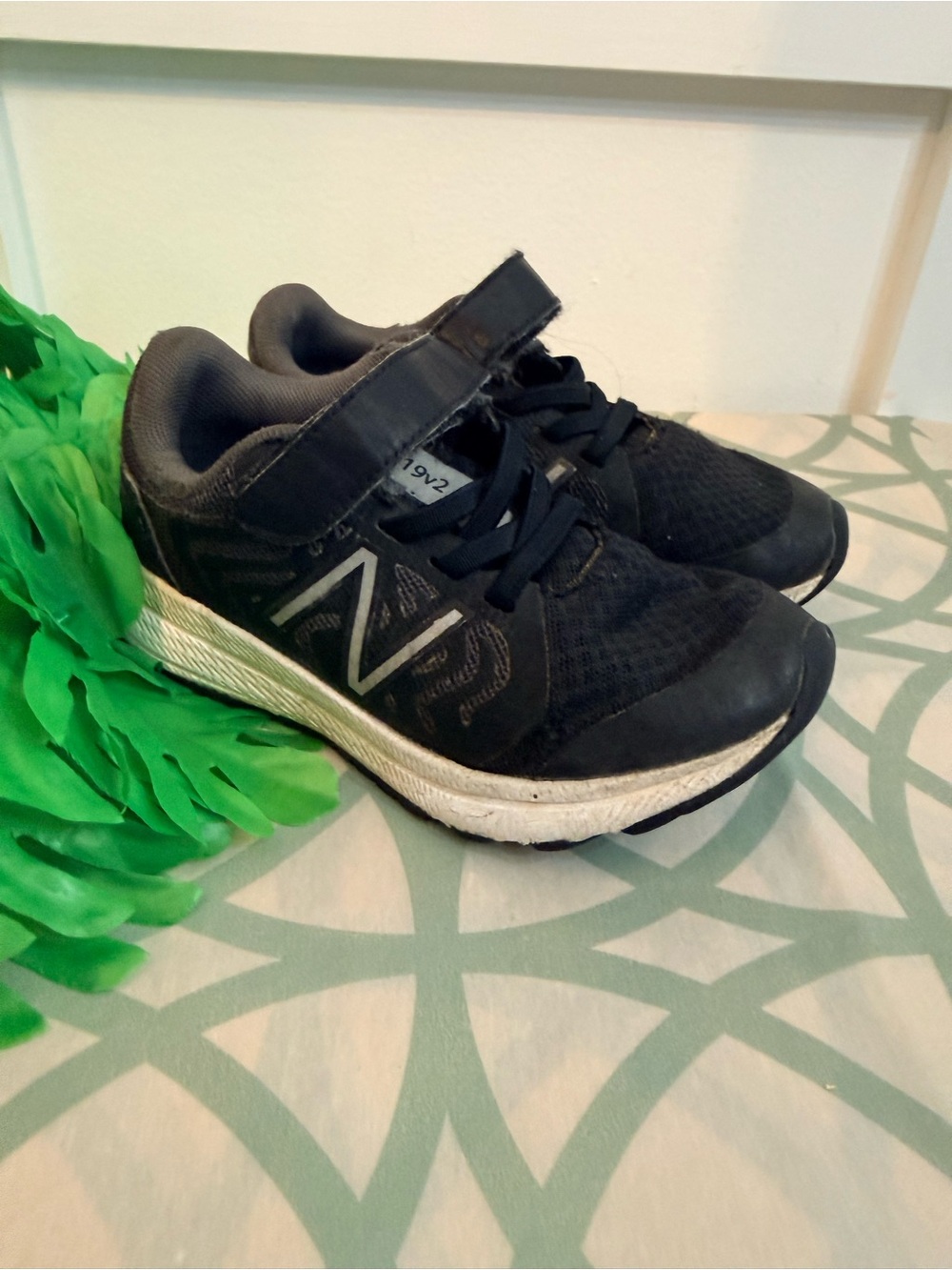 10/$25 • New Balance Faux Lace Velcro Running Shoes